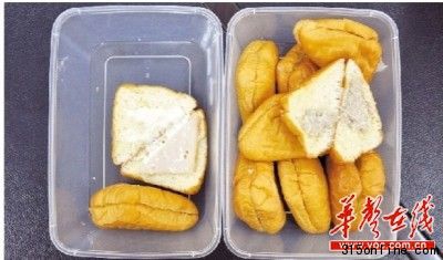 在8月8日泰國至長沙的航班上,旅客吃過后有不良反應(yīng)的面包,面包盒上有多個標(biāo)簽,而且面包中的夾心部分看上去很不新鮮。傅聰 攝 在8月8日泰國至長沙的航班上,旅客吃過后有不良反應(yīng)的面包,面包盒上有多個標(biāo)簽,而且面包中的夾心部分看上去很不新鮮。傅聰 攝
