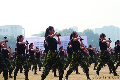 高校新生軍訓不再老三樣女子“防狼術”搶風頭