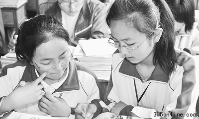 女生攙扶殘疾同村一起求學九年每天形影不離