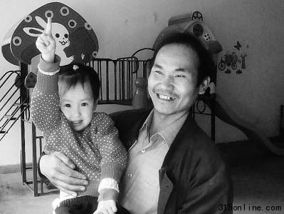 男子創辦免費幼兒園靠搬水泥做苦力賺錢支撐(圖)