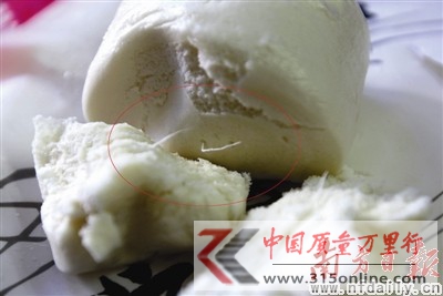 白色線頭裸露在饅頭外。李細華攝 白色線頭裸露在饅頭外。李細華攝