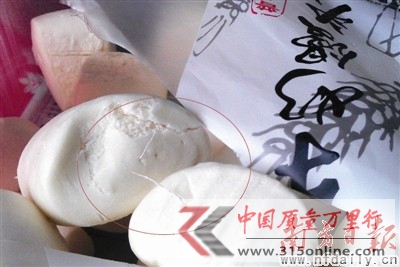 華潤萬家一包饅頭多個帶白線頭商家辯稱較常見