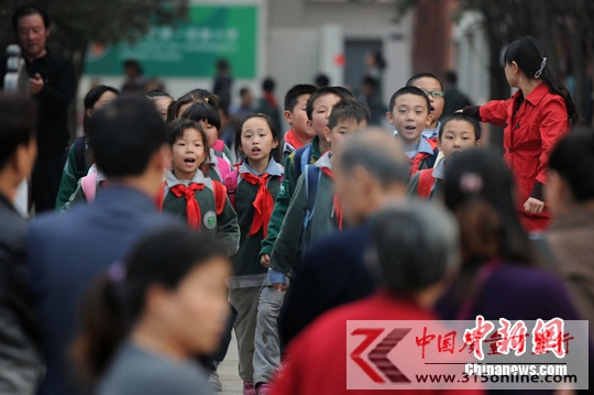 小學生戴綠領巾惹爭議評論稱比抽教鞭更惡毒