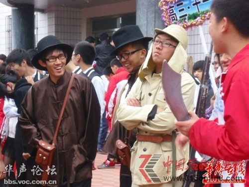 點圖查看下一頁 網爆沈陽一中學學生著侵華日軍軍服參加運動會(圖)(2)