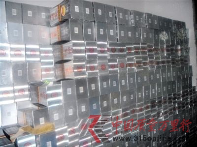 酒盒堆滿了房間 酒盒堆滿了房間