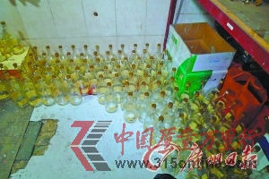 窩點內查獲的空洋酒瓶。 窩點內查獲的空洋酒瓶。