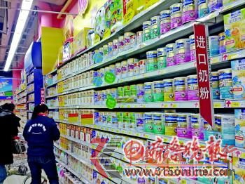 7日,在濟南一家大型超市的進口奶粉區,無明治奶粉在售。 馬云云 攝