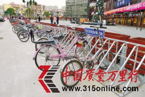 自行車停車位無人看管,留給小偷可乘之機。深圳晚報記者 陸穎 攝