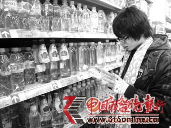 面對名目繁多的瓶裝水,市民挑花了眼。 面對名目繁多的瓶裝水,市民挑花了眼。