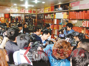 帶隊的楊劍昌表示,深圳相關條例規定,銷售假冒偽劣商品在15萬元以上,可追究法律責任;但在實際打假中,要得知是否能達到15萬元,只有查看賬本才知曉,可賬本并不能顯示商品的真偽,只有加大處罰力度,才能保證消費者的安全。