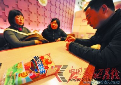 康女士正在和廠方負責(zé)人協(xié)商。莊道龍/攝