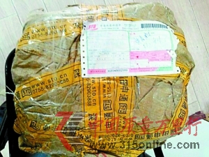 只剩下一包尿片,快遞袋竟然還完好無損。 (收件人黃小姐供圖) 只剩下一包尿片,快遞袋竟然還完好無損。 (收件人黃小姐供圖)