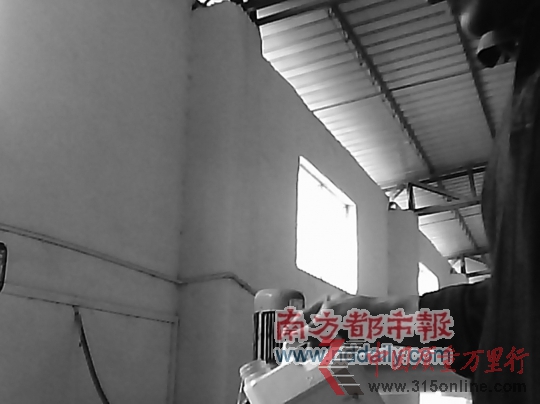 負(fù)責(zé)調(diào)油的小老板手里握著的便是花生油香精。 負(fù)責(zé)調(diào)油的小老板手里握著的便是花生油香精。