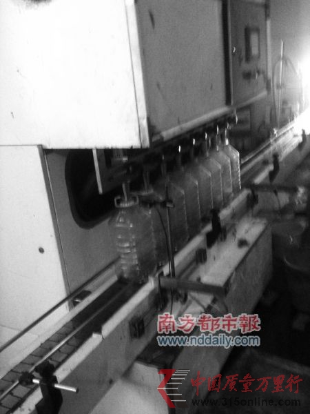 工廠里唯一的一套機(jī)器灌油設(shè)備,專灌大瓶的油。 工廠里唯一的一套機(jī)器灌油設(shè)備,專灌大瓶的油。