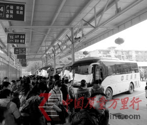 成都晚報提醒廣大返鄉乘客,請一定到正規車站指定售票處購買車票。 成都晚報提醒廣大返鄉乘客,請一定到正規車站指定售票處購買車票。