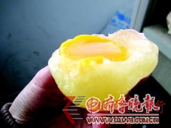 假雞蛋蛋清也是黃色的。 本報記者 侯艷艷 攝