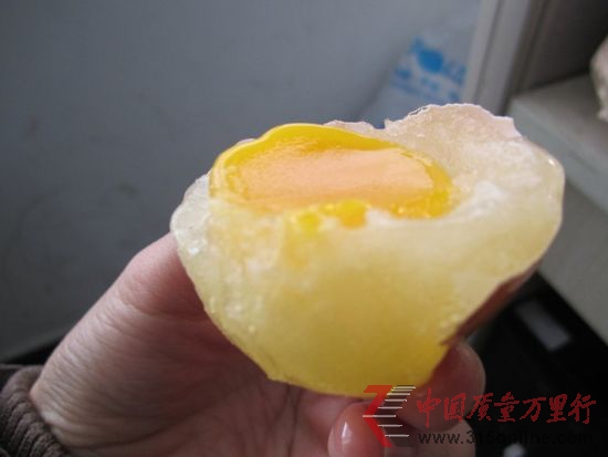 2012年01月09日,山東煙臺(tái),煮熟的假雞蛋連蛋清也是黃的。 2012年01月09日,山東煙臺(tái),煮熟的假雞蛋連蛋清也是黃的。