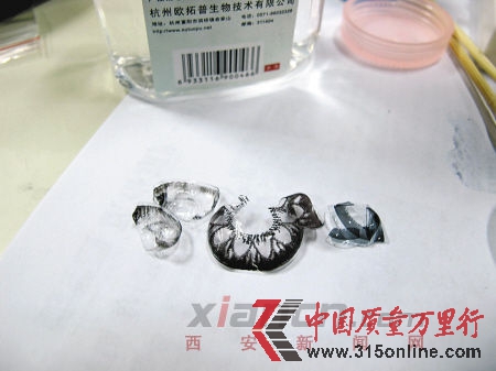 用酒精泡過后擦拭,“七彩蕾絲”幾乎透明、“coco eye”粉色部分消失、知名品牌“美瞳”雖然破碎但未掉色(由左至右)。 用酒精泡過后擦拭,“七彩蕾絲”幾乎透明、“coco eye”粉色部分消失、知名品牌“美瞳”雖然破碎但未掉色(由左至右)。