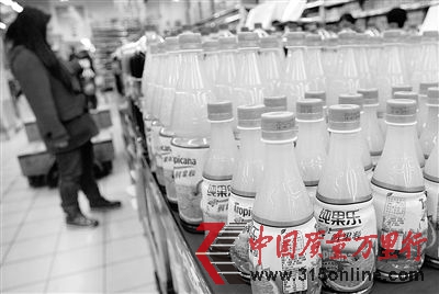 國內超市里售賣的百事“純果樂”橙汁飲料圖