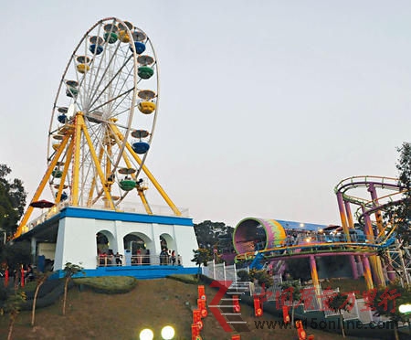 香港海洋公園內(nèi)的“高峰樂(lè)園”,其中六部機(jī)動(dòng)游戲因停電無(wú)法運(yùn)作,部分游客受困。圖片來(lái)源:香港星島日?qǐng)?bào)