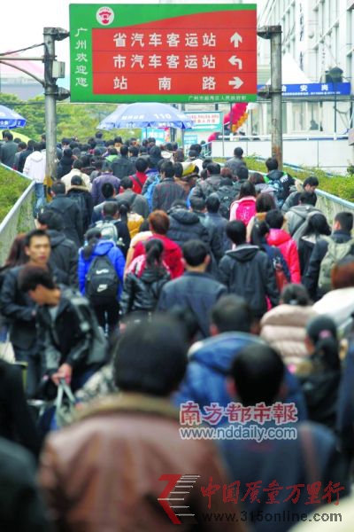 昨日下午,省汽車站人行天橋。大批旅客走出火車站后涌入臨近的汽車站進行中轉。實習生孫振飛 南都記者馮宙峰攝 昨日下午,省汽車站人行天橋。大批旅客走出火車站后涌入臨近的汽車站進行中轉。實習生孫振飛 南都記者馮宙峰攝
