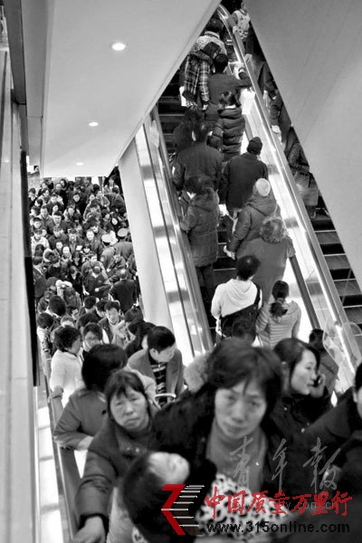 “剪刀式”電梯存在很多安全隱患。<b>本報資料圖記者 賀佳穎 攝 </b> “剪刀式”電梯存在很多安全隱患。<b>本報資料圖記者 賀佳穎 攝 </b>