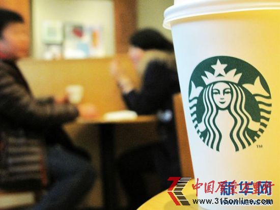 1月30日,顧客在南京湖南路一家星巴克門店內(nèi)消費。據(jù)網(wǎng)易財經(jīng)報道,星巴克大中華區(qū)公關(guān)部經(jīng)理勵靜當日表示,出于運營成本考慮,從1月31日起,星巴克中國區(qū)將對手工調(diào)制咖啡統(tǒng)一提價,漲價幅度約為1至2元;星冰樂、熱巧克力、牛奶等均不在漲價之列。新華社發(fā)