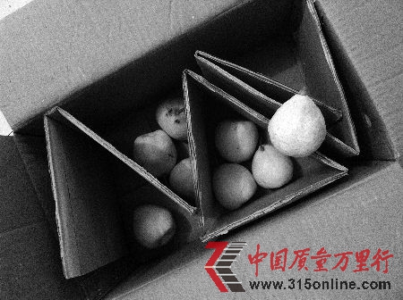 一箱梨有“半箱”紙板,梨倒沒(méi)幾個(gè)。