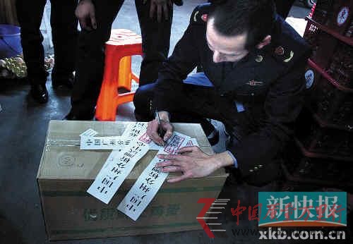 ■昨日上午,白云區工商執法人員對蛋類批發市場進行抽樣檢測。新快報記者 王飛/攝