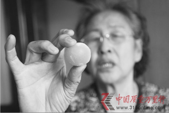 這蛋黃能彈起20厘米