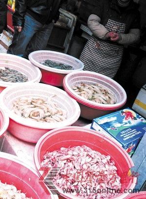 2月13日,天津王頂堤居住區無名路市場的攤販在售賣“注膠蝦”。新華社發 2月13日,天津王頂堤居住區無名路市場的攤販在售賣“注膠蝦”。新華社發