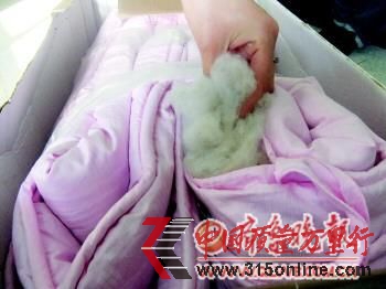 這款“蠶絲被”色澤很不均勻,摸起來有些扎手。本報(bào)記者 秦雪麗 攝
