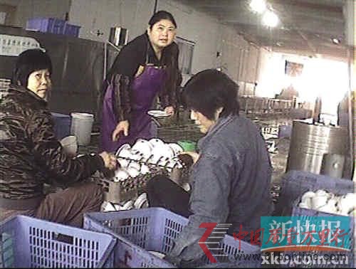 “鑫輝”工作人員在清理餐具。