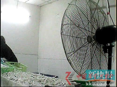 東莞莞城區一工廠用風扇吹干餐具。