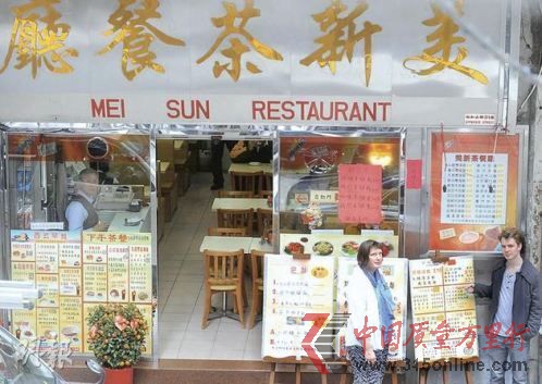 在港教授英語的Jack(右)與來港旅游的母親Penny(左),投訴圖中位于佐敦白加士街的美新茶餐廳收費不公。來源:香港明報