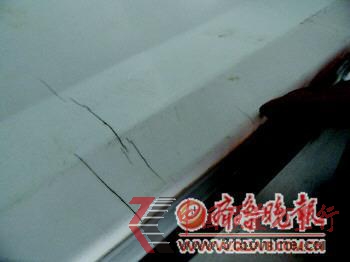 趙先生指著約2厘米的裂痕說：“這是購買半年后出現(xiàn)的，現(xiàn)在又多了四條”。　　　　　　　　　　　　　　　　本報記者 任洪忠 攝