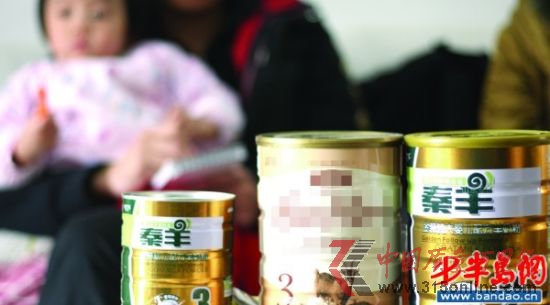劉女士稱女兒就是喝了圖中的小罐奶粉出現嘔血 劉女士稱女兒就是喝了圖中的小罐奶粉出現嘔血