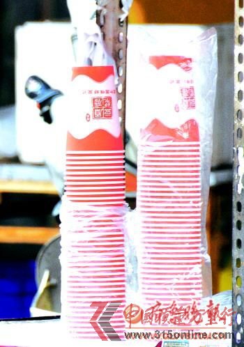 許多早點攤都在使用一次性紙杯。李巖松 攝