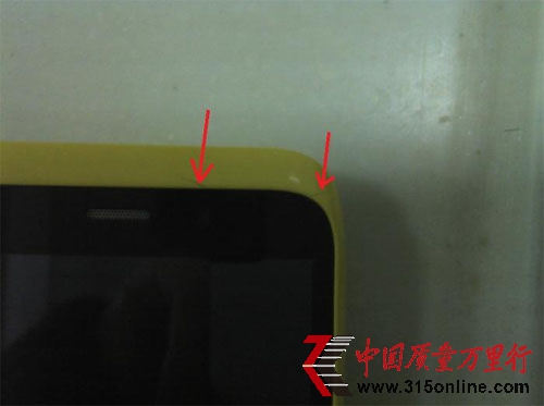 天語W700手機開裂 售后直言機殼質量問題。