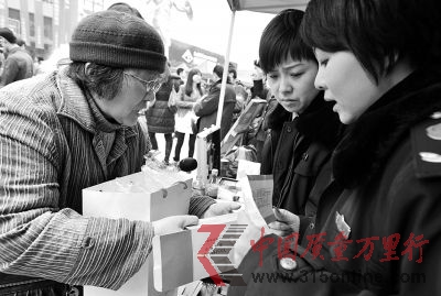 昨日上午,在江岸區(qū)舉行的3.15維權(quán)咨詢會(huì)上,一位老人正在投訴電視購(gòu)物買(mǎi)來(lái)的問(wèn)題化妝品。當(dāng)天,主題為“消費(fèi)與安全”的咨詢會(huì)共受理投訴咨詢400余起。記者 喻志勇 通訊員 高峰 攝通訊員 張鏑 國(guó)安 昕蕾 高峰