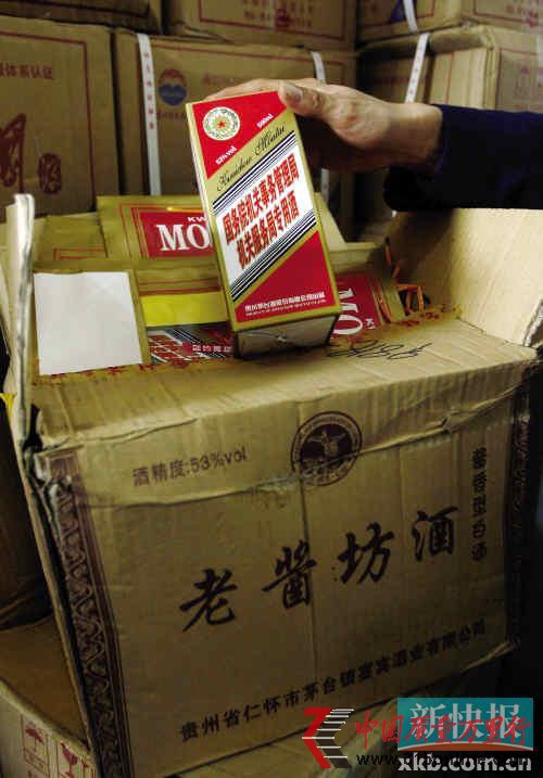■現(xiàn)場查獲的用老醬坊酒箱包裝的“特供酒”。 ■現(xiàn)場查獲的用老醬坊酒箱包裝的“特供酒”。