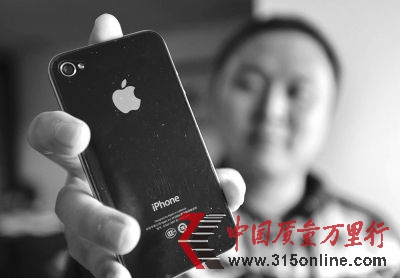 李先生購買的iPhone 4手機。記者張偲 攝 李先生購買的iPhone 4手機。記者張偲 攝