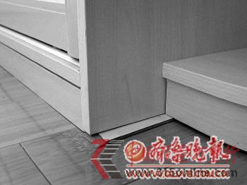 地面不平整,只能用木板墊起來。 (圖片由當事人提供) 地面不平整,只能用木板墊起來。 (圖片由當事人提供)