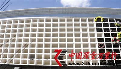 3月31日,長青園骨灰林基地,公益性骨灰墻,存放骨灰不多,大部分都空著。記者調(diào)查得知,受傳統(tǒng)觀念影響,不少市民還是選擇購買墓地,而北京經(jīng)營性公墓存在無現(xiàn)墓,價格昂貴等現(xiàn)象。