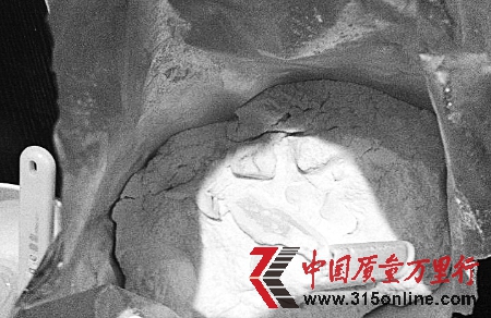 消費者新購美贊臣奶粉有塊狀物店家承認(rèn)受潮