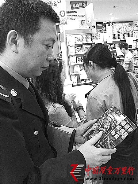 執(zhí)法人員發(fā)現(xiàn)沒有QS標(biāo)志的亨氏奶粉 記者 劉敏 實習(xí)生 周怡 攝 執(zhí)法人員發(fā)現(xiàn)沒有QS標(biāo)志的亨氏奶粉 記者 劉敏 實習(xí)生 周怡 攝