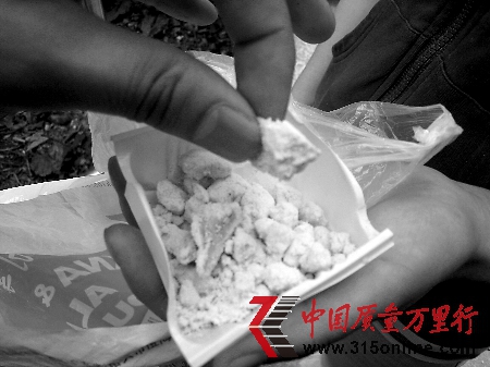 熊女士做“試驗”產(chǎn)生的奶粉結(jié)塊 見習(xí)記者 王超 攝 熊女士做“試驗”產(chǎn)生的奶粉結(jié)塊 見習(xí)記者 王超 攝