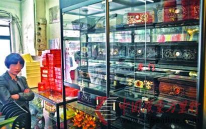 □街邊的殯葬用品店往往還充當“一條龍”公司報料人的角色 □街邊的殯葬用品店往往還充當“一條龍”公司報料人的角色
