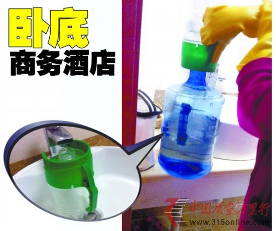 圖為員工用自來水充滿飲水機。