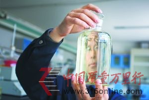 實驗室工作人員在監測新生成的柴油是否達標。 實驗室工作人員在監測新生成的柴油是否達標。